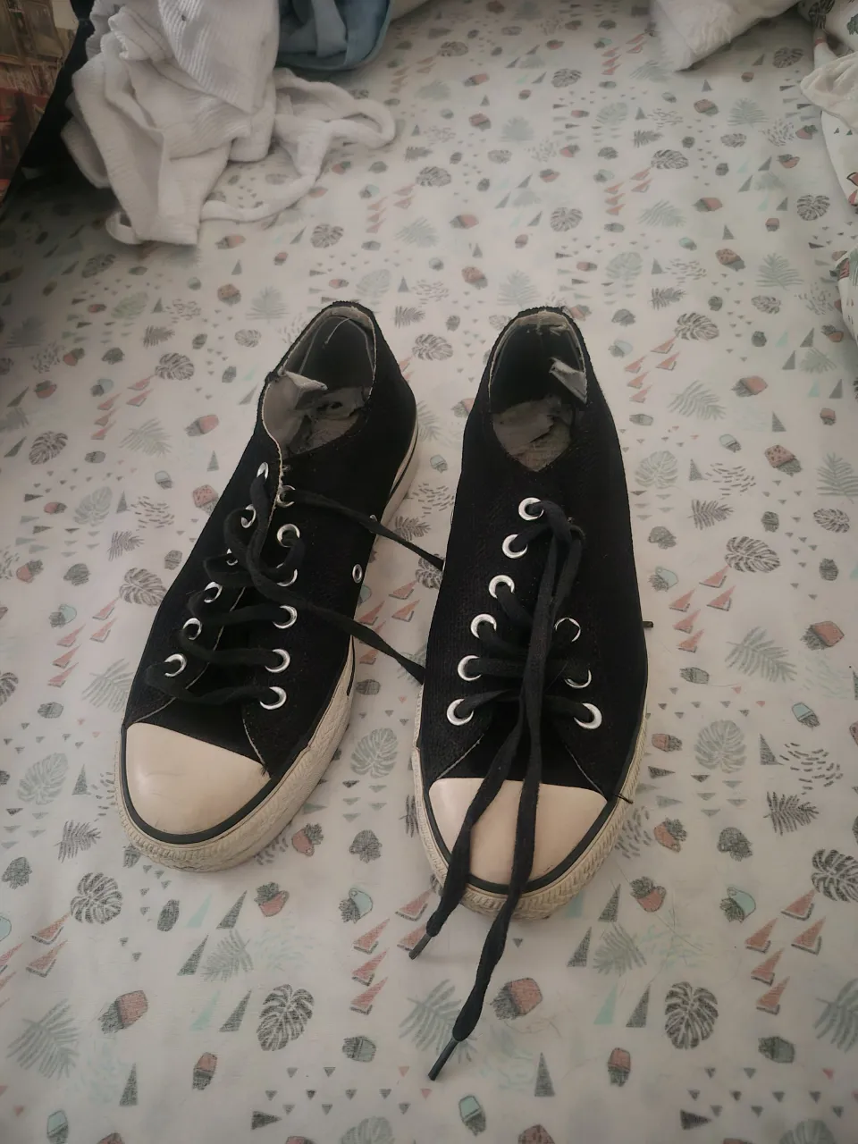 Zapatillas Converse negras, un clásico que nunca pasa de moda. Ideales para el día a día, combinan con todo y son súper cómodas. ¡Un básico para tu guardarropa!