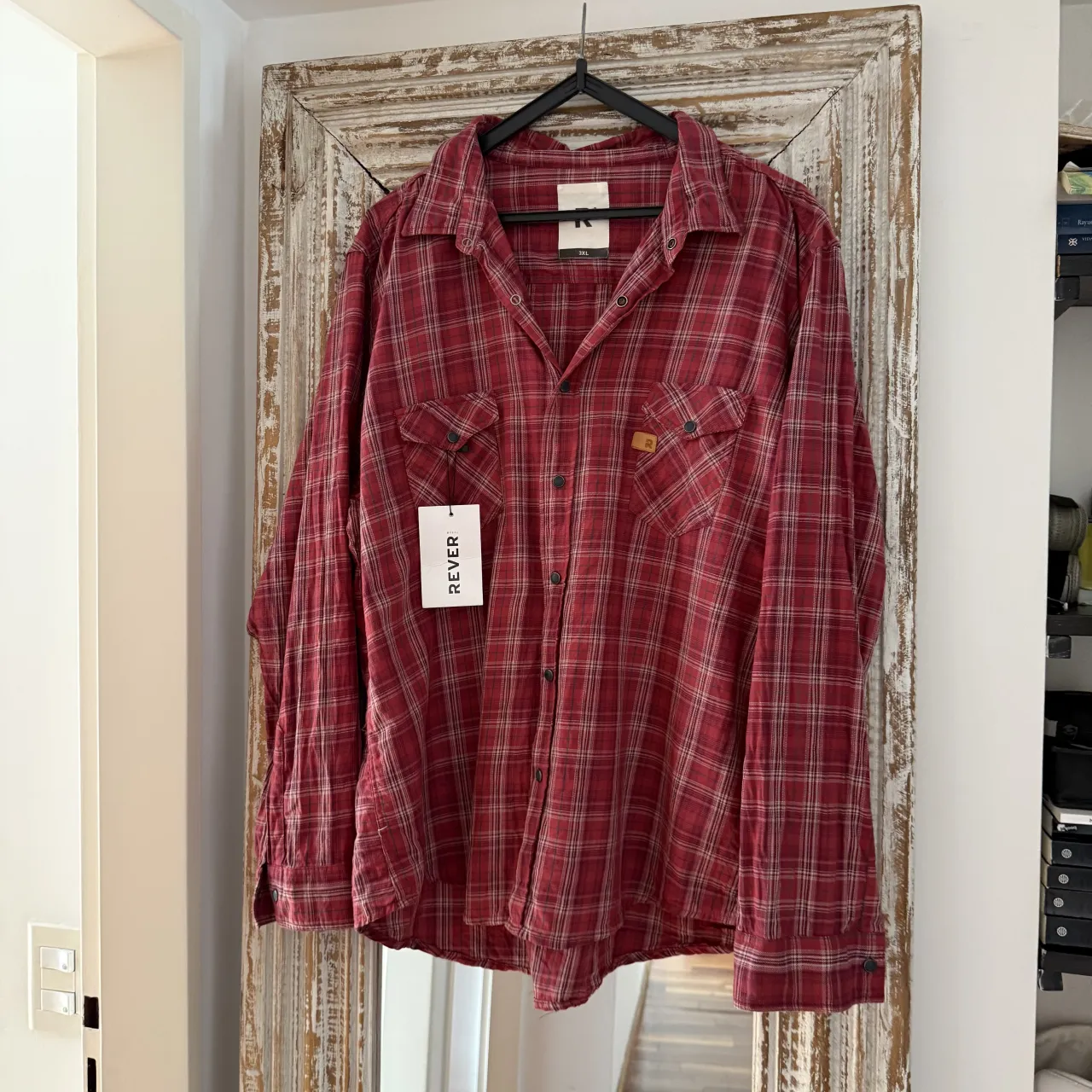 Camisa Rever pass cuadrillé - T.3XL
- nueva con etiqueta
- el estampado de la temporadaaA
- medidas: busto126, sisa 30, manga 65, largo 75

Camisa a cuadros de manga larga, color rojo con líneas finas blancas y grises. Posee dos bolsillos en el frente con tapa y botones a presión. La etiqueta de la marca REVER cuelga de uno de los bolsillos.