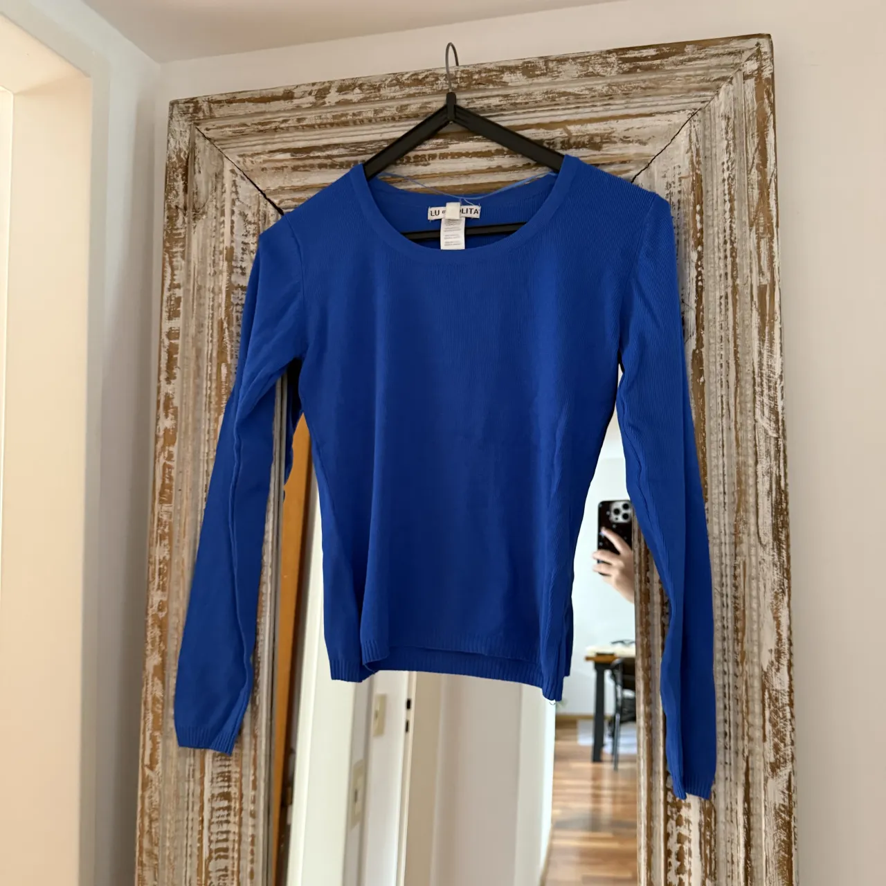 Sweater azul Lu by Lolita - T.S (MANCHITA) 
- una postura 
- tiene una manchita en el frente. el tejido esta nuevo 
- medidas: busto 90-100, sisa 18-21, manga 60, largo 54 

Remera azul de manga larga con cuello redondo y textura acanalada. Presenta una pequeña mancha oscura en el frente.