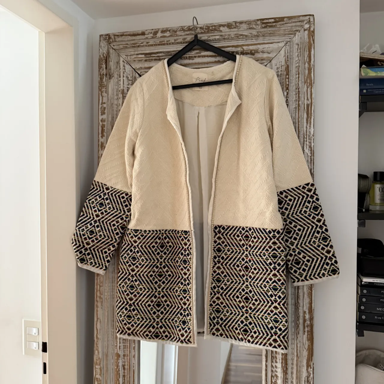 Saco Piaf bordado beige colores - T.M 
- nuevo 
- medidas: busto 95, sisa 23, manga 58, hombros 40, largo 78 

saco  de tejido color crudo con mangas y parte inferior con diseño geométrico en negro, blanco, rojo y amarillo. Posee cuello redondo y mangas 3/4.