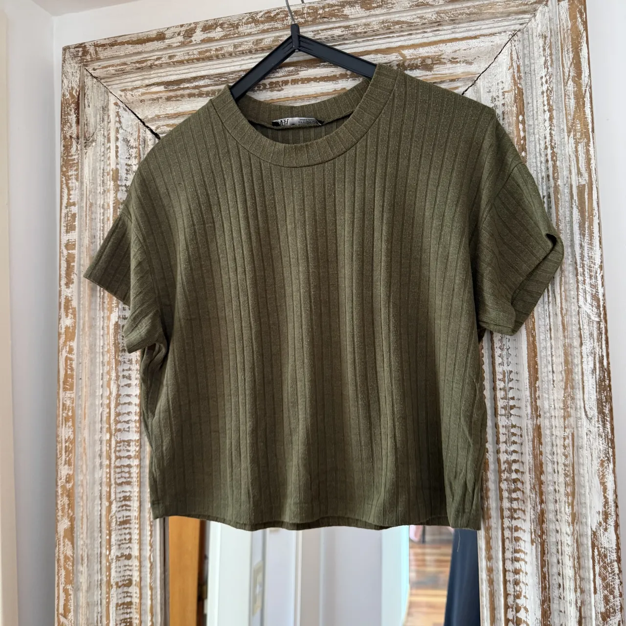 Remera Zara verde - T.M
- poco uso
- medidas: busto 110-120, sisa 25, largo 48

Remera de manga corta, color verde musgo, con cuello redondo y textura acanalada. La prenda es de corte crop.