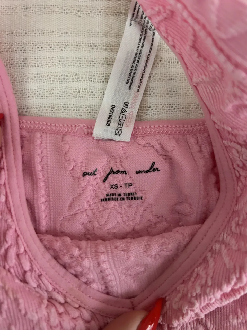 Top out from under for Urban Outfitters - imagen 3