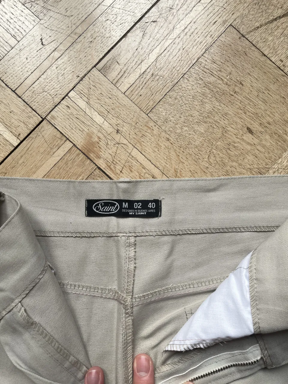 Pantalones cargo color beige. Tienen bolsillos frontales y laterales.