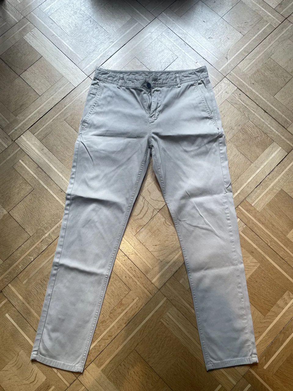 Pantalón de gabardina color crudo con bolsillos frontales y traseros. Cierre y botón en la cintura. TALLE 31