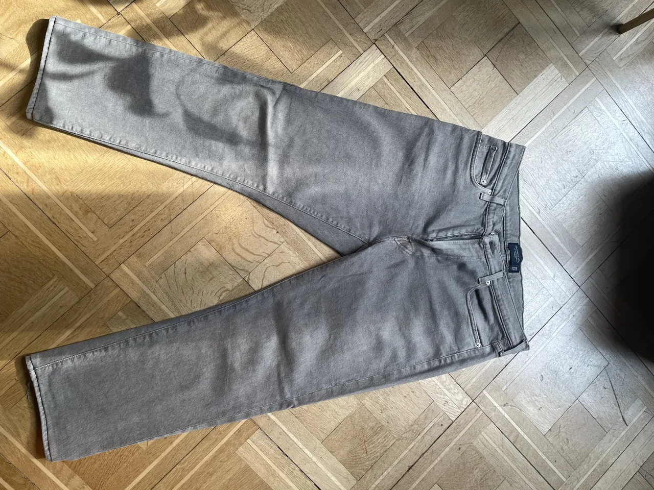 Jeans de algodón ABERCROMBIE color gris. Cierre y botón. TALLE 36x34