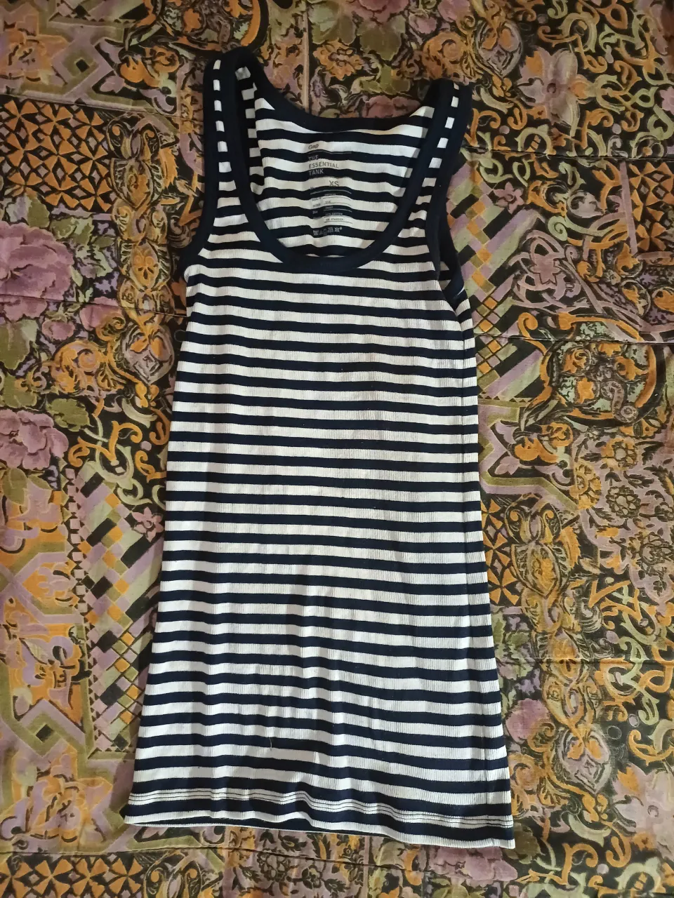 Musculosa a rayas blancas y azul marino. Escote redondo.