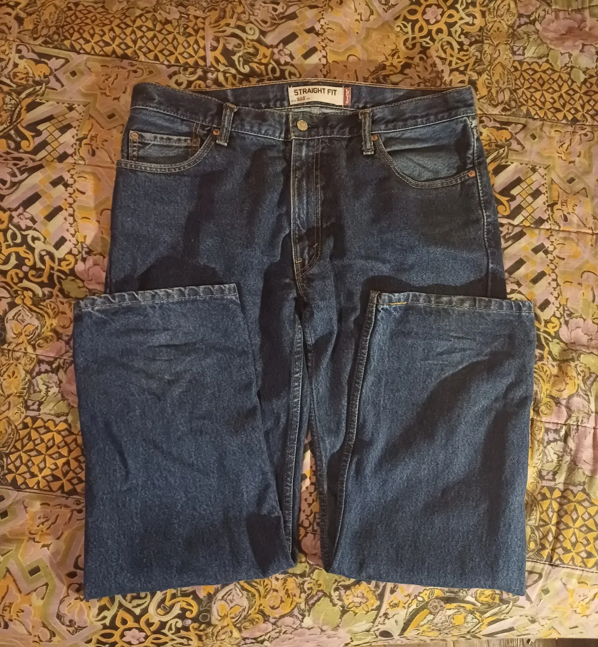 Jeans de algodón azul oscuro. Modelo 505 Straight Fit. Talle 44/46, guiarse por las medidas!
cintura: 47 cm
cadera: 57 cm
tiro delantero: 29 cm
largo: 100 cm
Fijarse detalle en la última foto!!