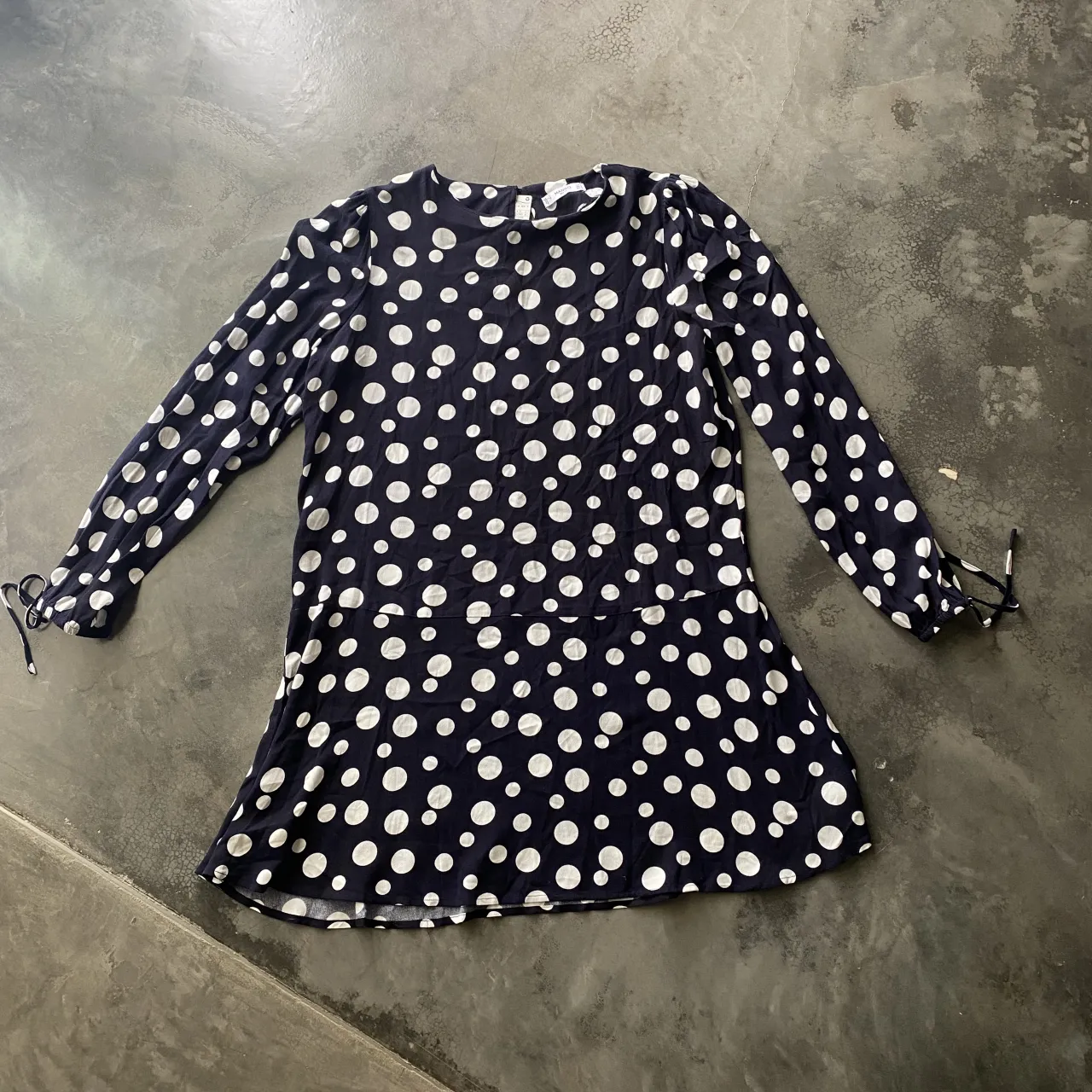 Vestido Mango MNG Mujer a lunares
Nuevo, con etiqueta.
Talle L.
Medidas: largo 86, axilas 54, hombros 41, mangas 61, cintura 50.