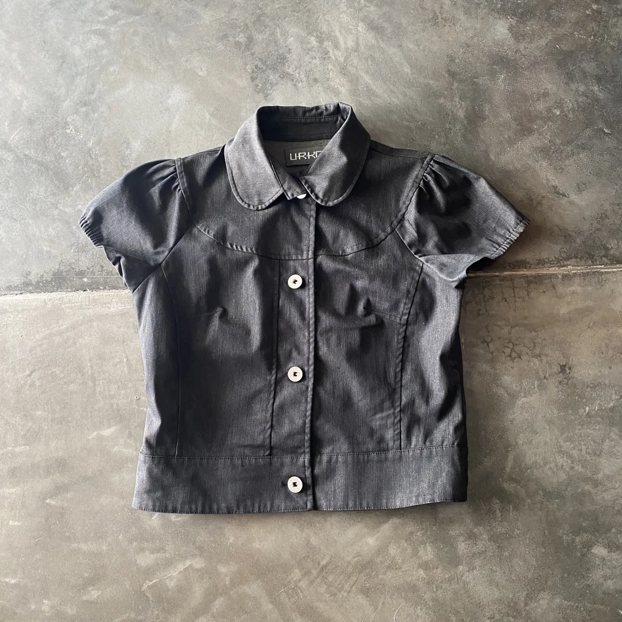 Saco manga corta Cuello peter pan y2k mujer
Usado, sin detalles.
Talle 3.
Medidas: largo 51, mangas 16, axilas 45, hombros 36, cintura 44.
La tela es como denim elastizado. 