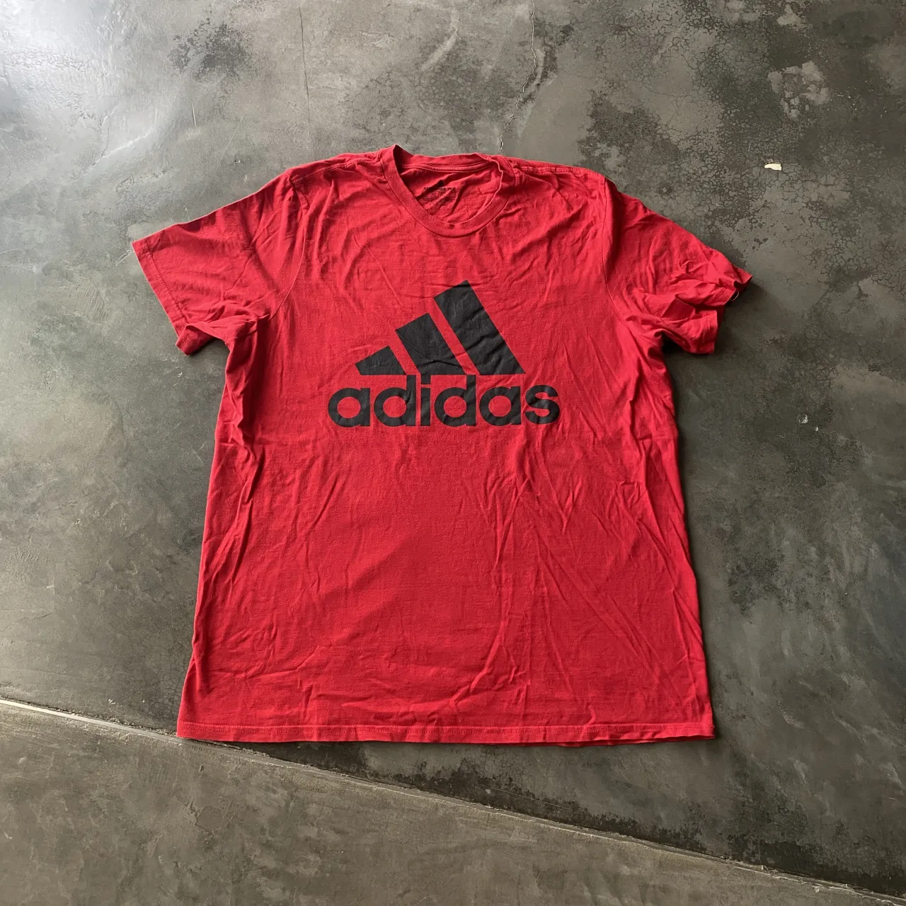 Remera Adidas hombre estampada roja.
Usada, sin detalles.
Talle XL.
Medidas: largo 75, hombros 45, axilas 54.