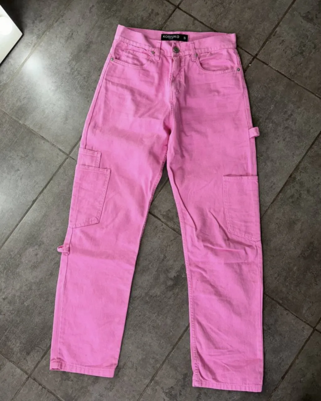 Pantalón cargo Kosiuko rosa de gabardina con bolsillos laterales y detalle de tiras ajustables en los tobillos. poco uso
