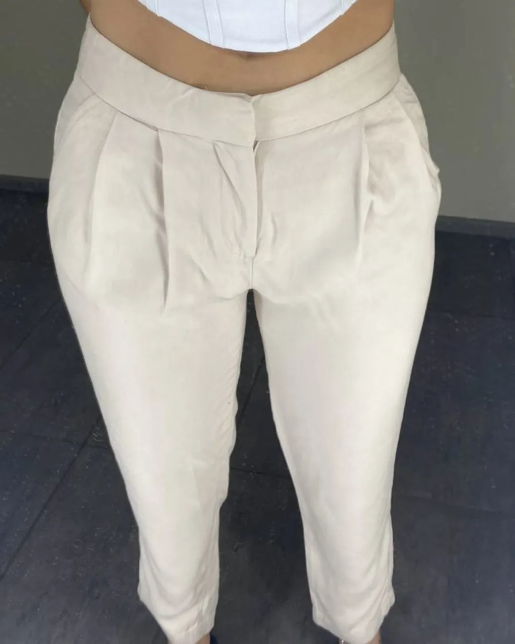 Pantalón Gap de gabardina color crudo, con pinzas en la parte delantera y bolsillos. talle 00/24 de la marca. 1 uso, impecable. tela super liviana y suave.
cint: 34cm, cad 50cm, tiro delant 25cm, largo 90cm