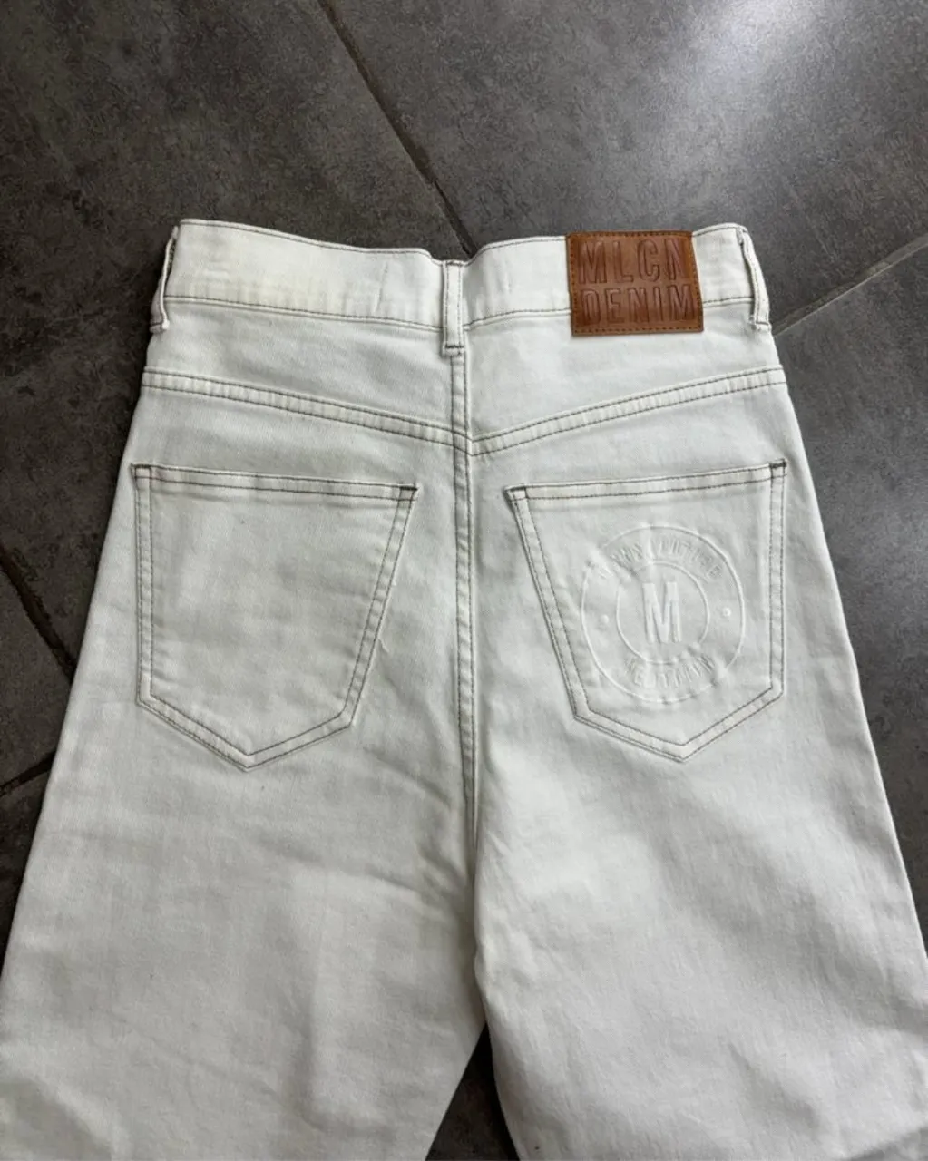 Jeans Melocoton blancos con cinco bolsillos. corte recto tiro alto. talle 25 de la marca. 
medidas: cint: 34cm, cadera: 43cm, tiro delant 34cm, largo 99cm
1 uso, impecable 