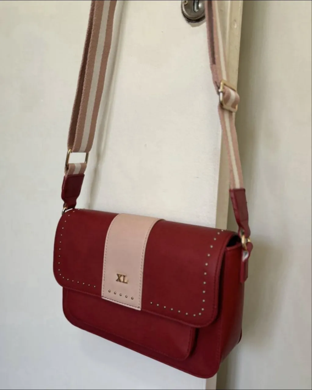 Cartera marca XL color roja con detalles de tachas doradas. poco uso, excelente estado 