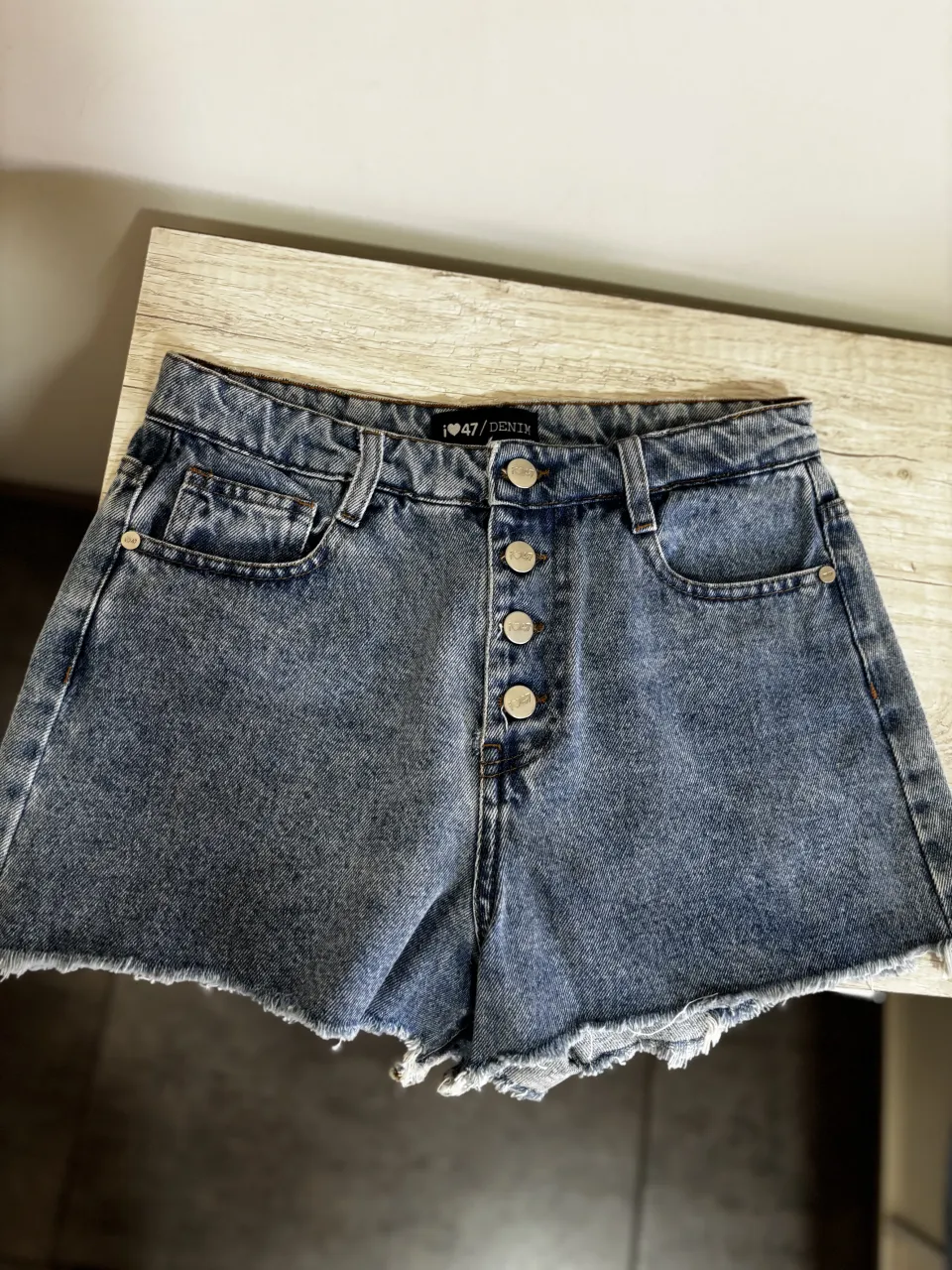 Shorts 47 Street de jean tiro alto con cinco botones al frente y detalles de desgaste en los bordes. medidas: cint 35cm, cadera 46cm, tiro delantero 29cm.
nuevo sin uso