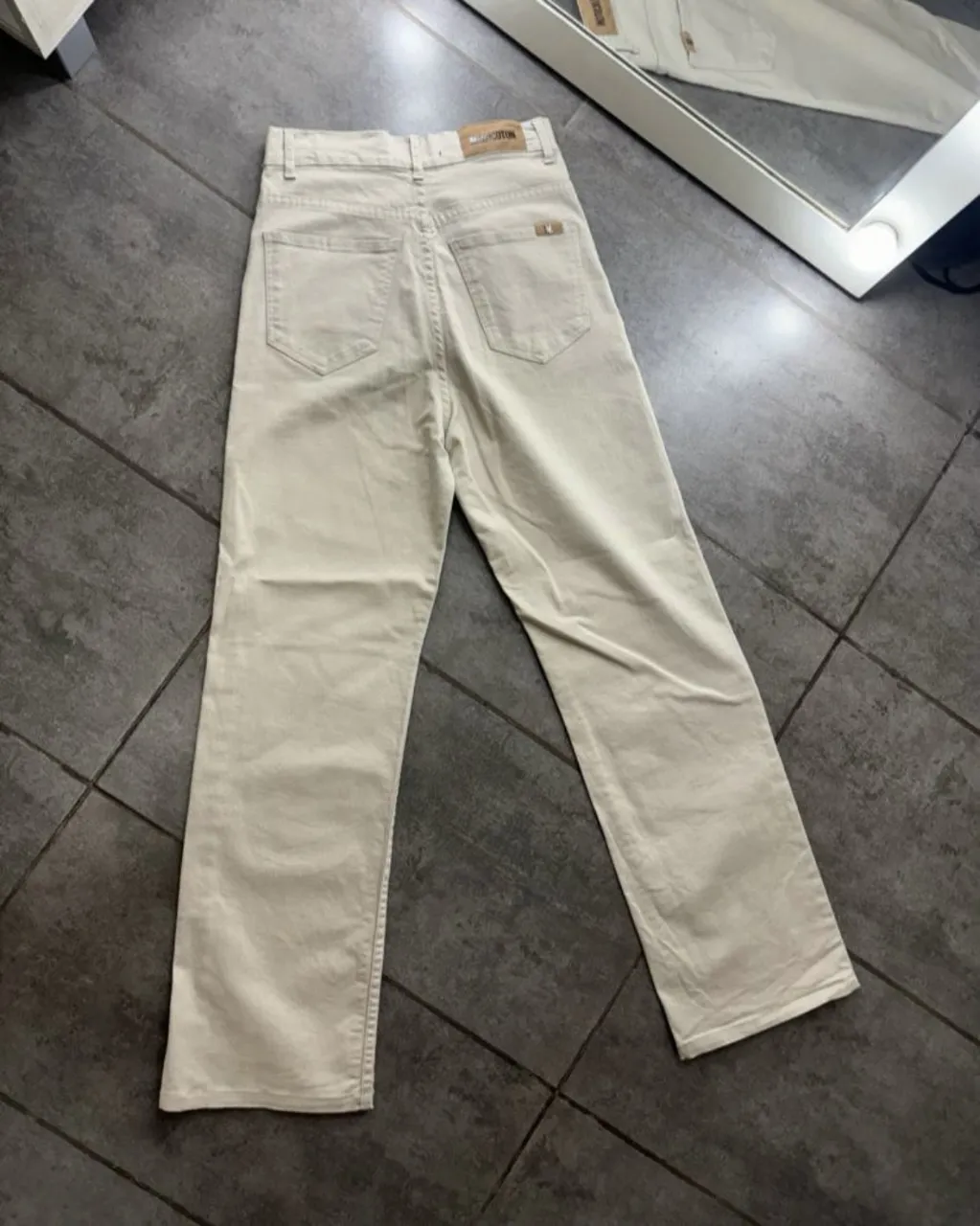 Jean Melocotón color crudo. Tiene bolsillos delanteros y traseros. Incluye cinturón de tela.
casi sin uso, excelente estado. talle 24 de la
marca
medidas: cint: 33cm, cad 43cm, tiro 31cm, largo 99cm