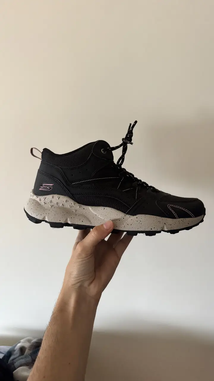 Zapatillas Skechers negras con detalles en blanco y rosa. Ideales para trekking y actividades al aire libre. Talle 9 US.
