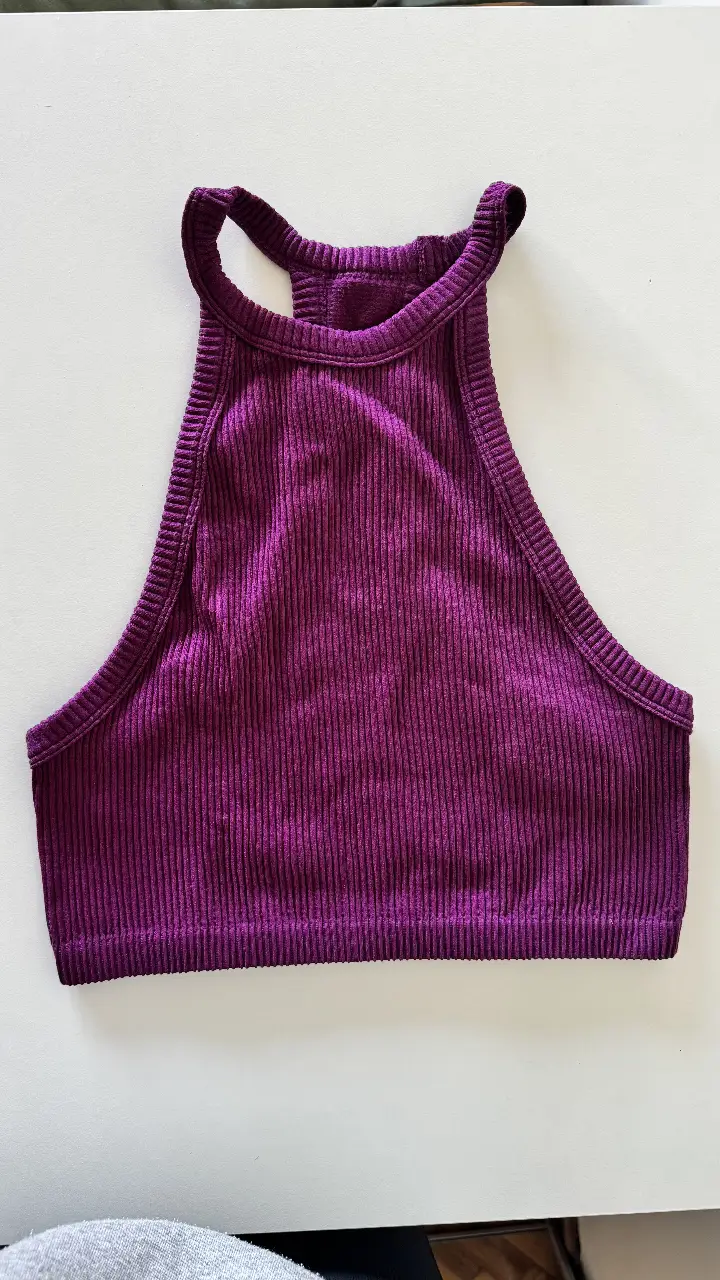 Top de color violeta, con diseño de cuello halter. Ideal para un look casual