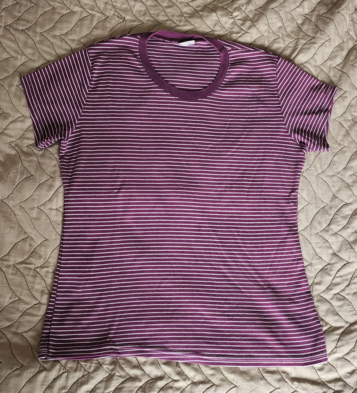 Remera a rayas bordo y blancas. Manga corta y cuello redondo.