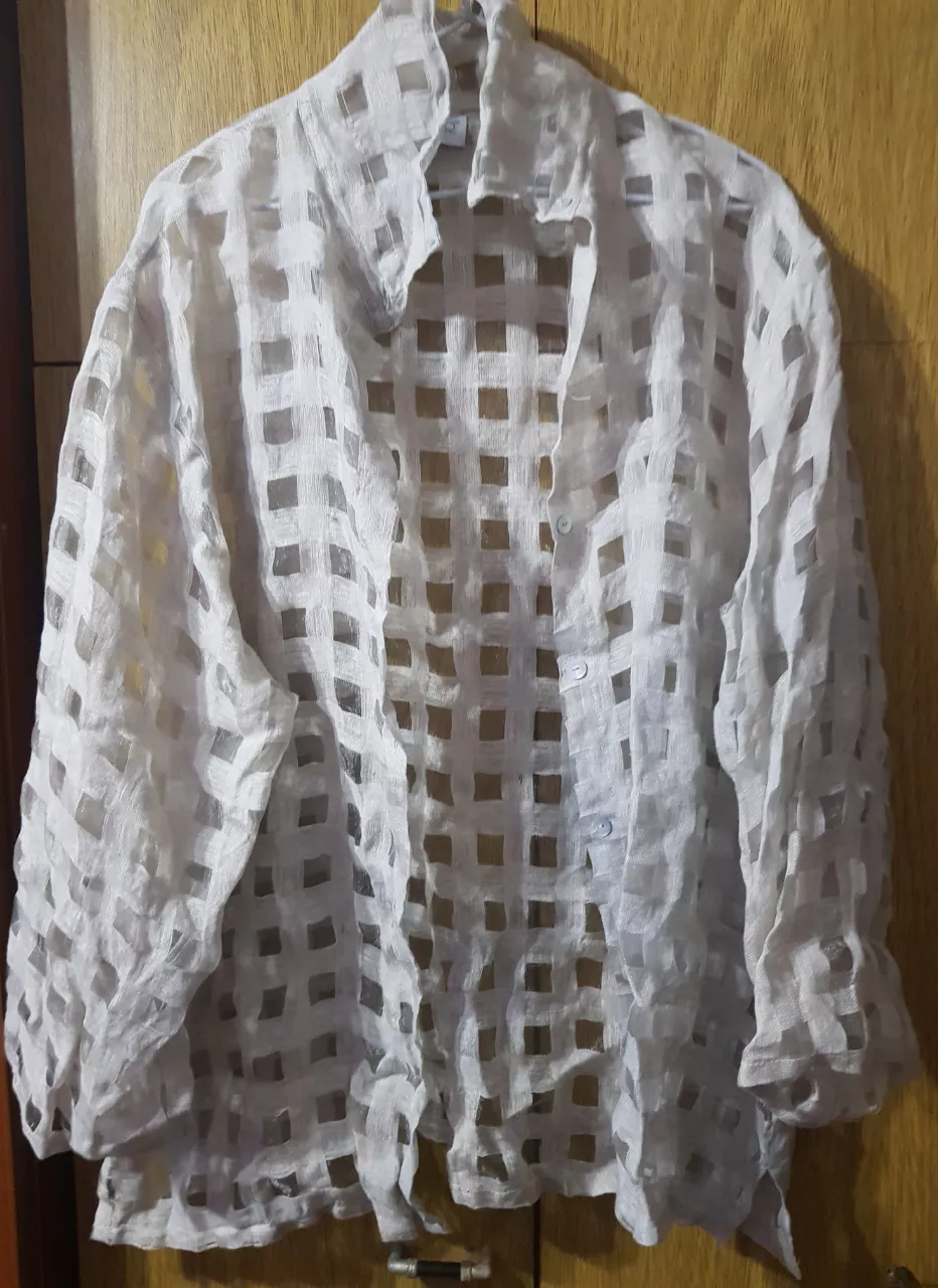 Camisa importada de italia con diseño a cuadros calados. Posee cuello camisero y botones al frente. Poco uso