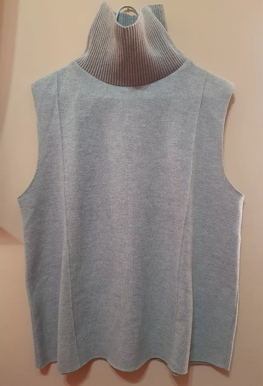  Chaleco de cuello alto Zara 🩶 . Posee costuras verticales al frente y en la espalda. Poco uso