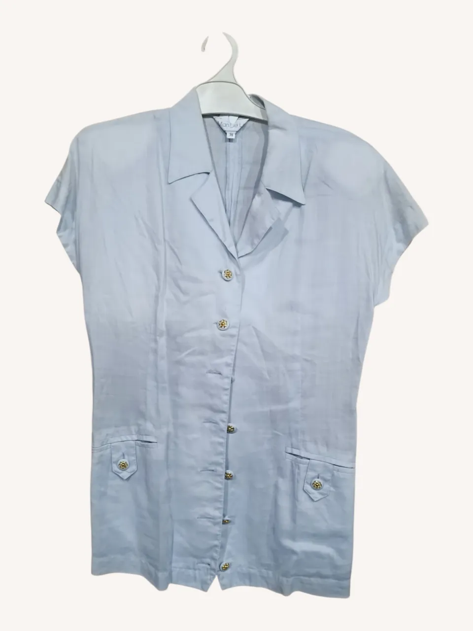 Camisa vintage de color celeste pastel, con botones dorados y bolsillos delanteros. Ideal para un look casual y elegante.
‼️Tiene una manchita detrás.