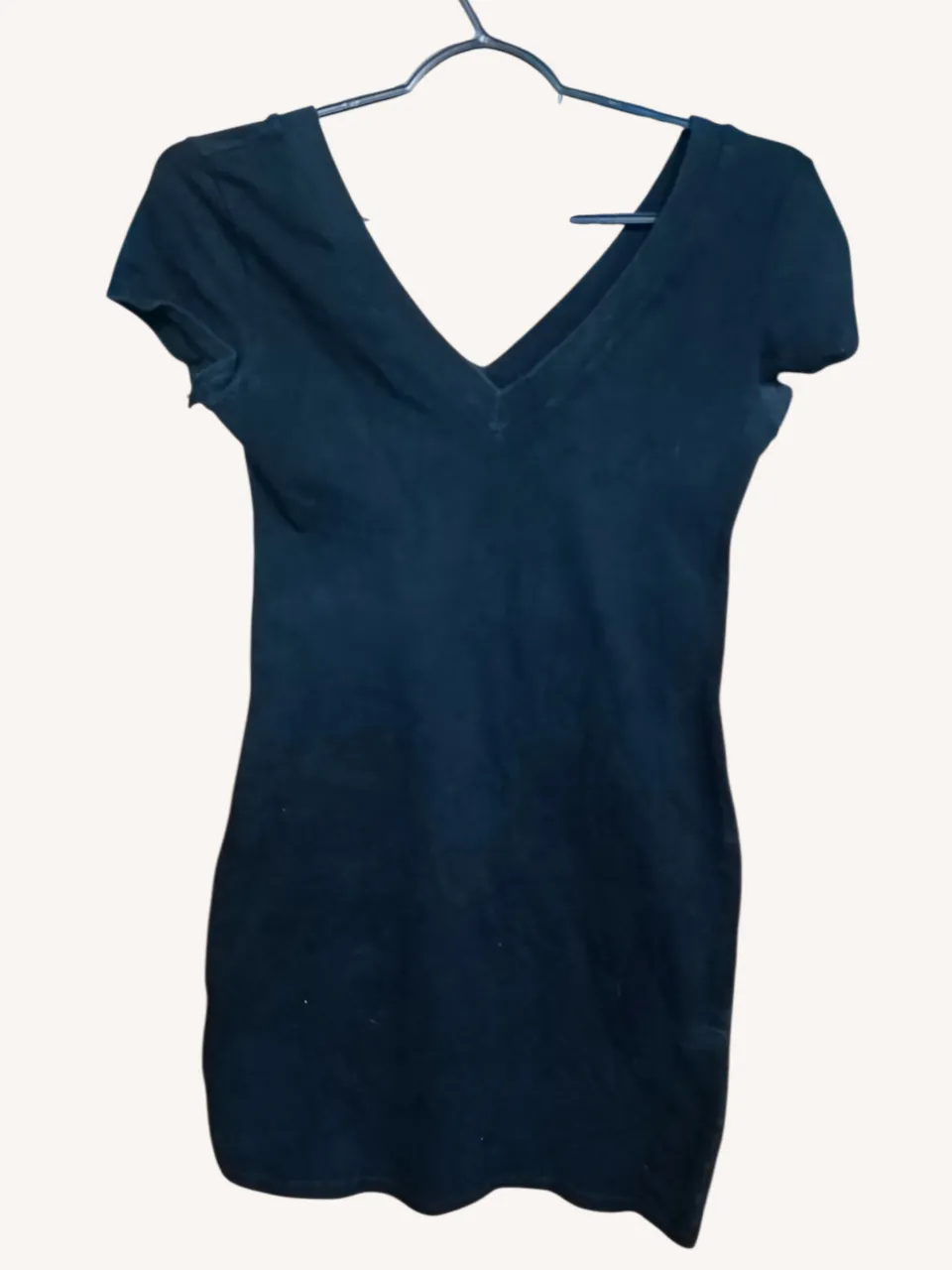 Vestido al cuerpo, negro de manga corta y escote en V.
Tiene desgaste de uso pero fuera de eso está en buen estado. La tela es elastizada.
📏Medidas: cintura sin estirar 29 cm. Largo 70 cm.