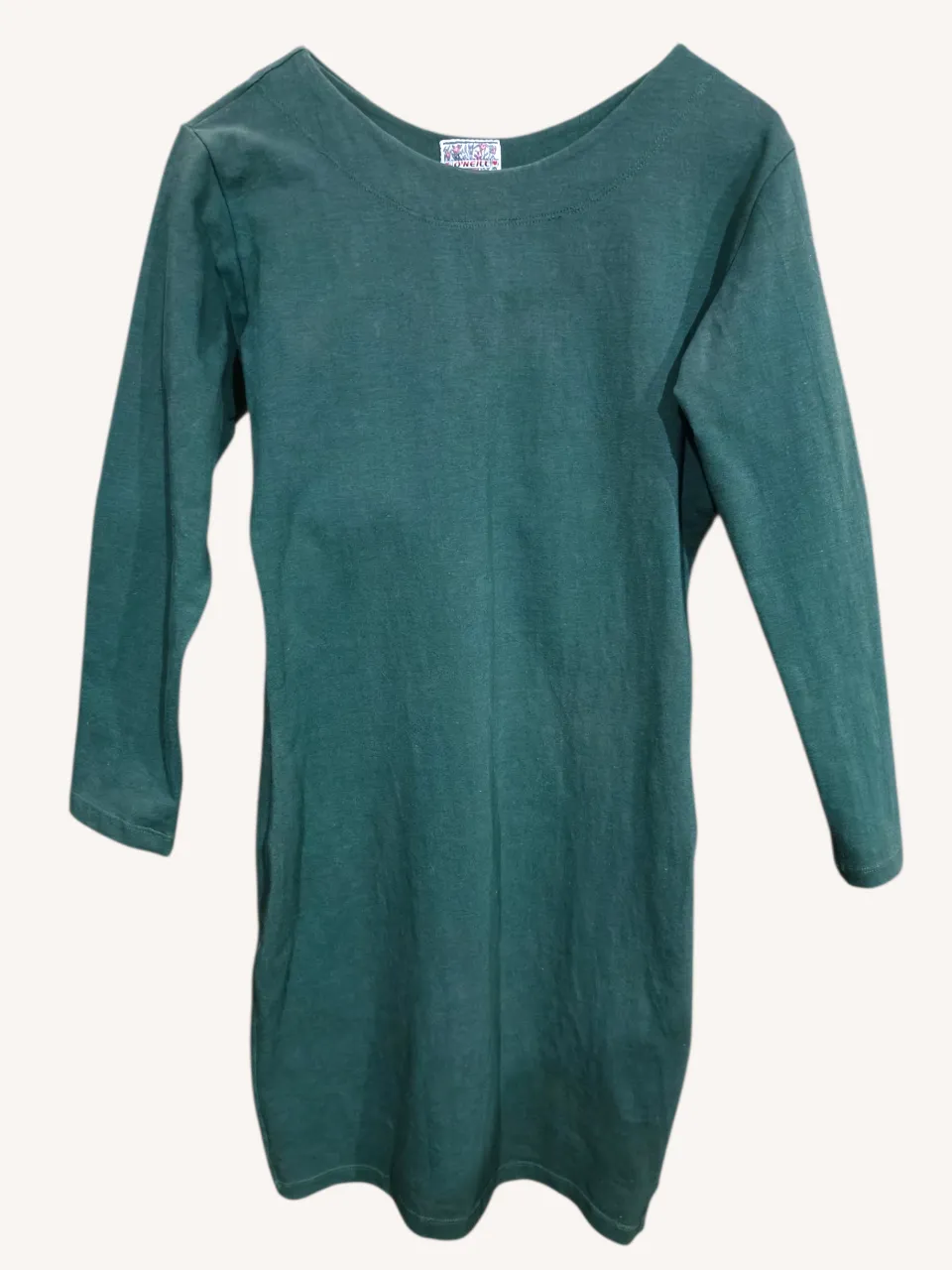 Vestido verde al cuerpo, de manga larga con cuello redondo. Tela gruesa elastizada, ideal para otoño/invierno.