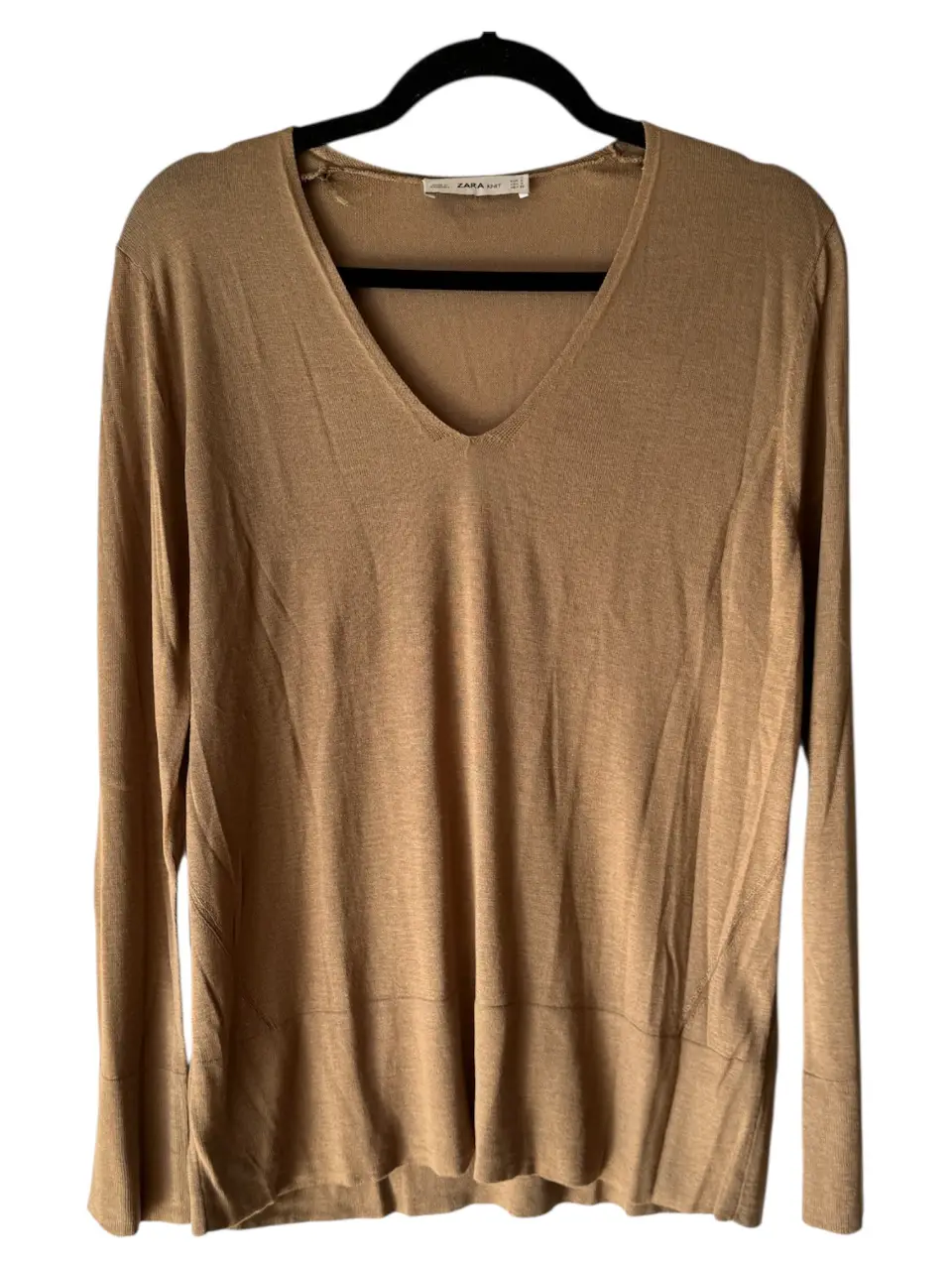 Sweater de mujer color marrón con cuello en V y manga larga. Ideal para un look casual y cómodo. Perfecto para usar en otoño o invierno.