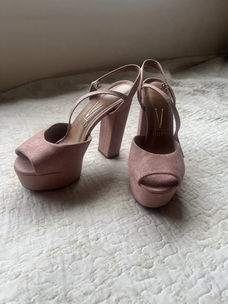 Sandalias taco plataforma color rosa viejo, con tiras finas y hebilla dorada. Ideales para un look elegante y femenino. 

La use 3 veces como mucho, tiene un poco desgastada la tira por dentro. (foto 4 y 5)