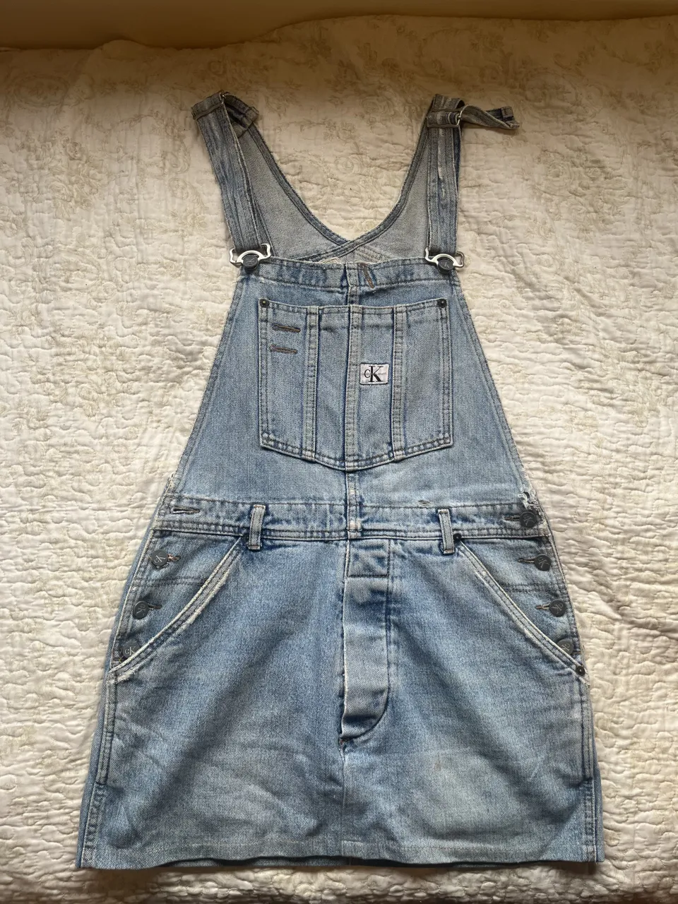 Vestido de jean estilo jardinero, vintage, original Calvin Klein.

Tiene detalles desgastados, bolsillos delanteros y traseros. 
Tiene una pequeña mancha (última foto).
