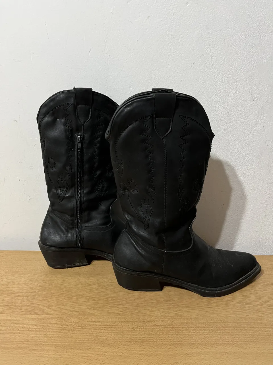 Botas Texans de caña alta negras, estilo cowboy, con detalles bordados en la caña y cierre lateral. Tienen detalles como se ve en las fotos.

Las REGALO con la compra de algun producto mas del perfil, si no las vendo al precio que aparece 😊