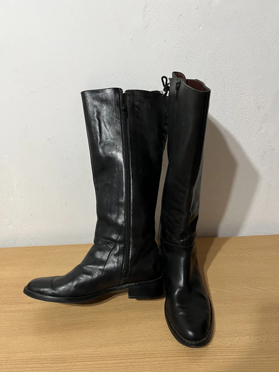 Botas de cuero negras vintage caña alta, con cierre lateral y detalle de cordones en la parte trasera.
Están IMPECABLES y muy hermosas 

