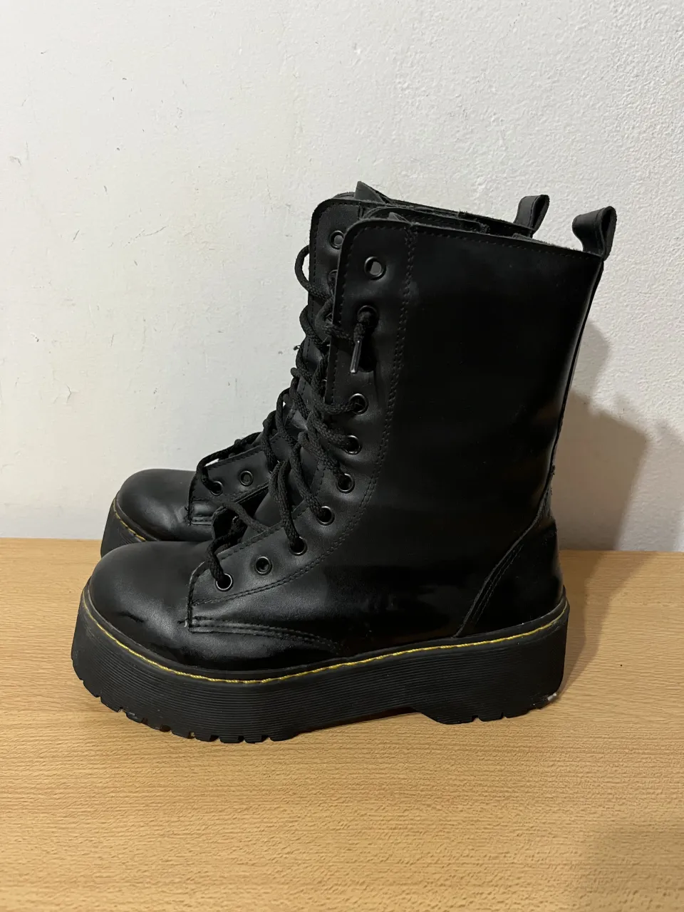 Botas negras de cuero sintético con plataforma y cordones. Tienen cierre lateral y detalles de costura amarilla en la suela.

Estos borcegos me los compré y como bien se ven que están nuevos, es porque tienen literal 2 usos, ya que soy muy alta y estos borcegos tienen una plataforma como de 5 cm