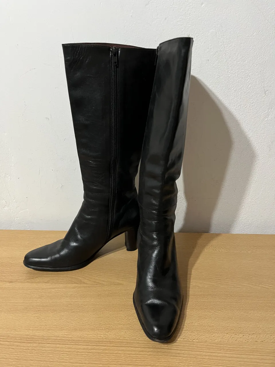 Botas de cuero negras, caña alta, con cierre lateral y taco grueso de aprox 7cm de largo 

si bien son vintages porq eran de mi mamá en la foto se ve que están NUEVAS todo 