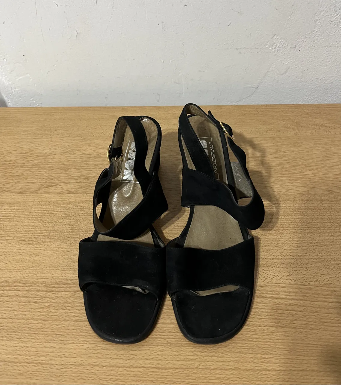 Sandalias negras de gamuza con tiras cruzadas y hebilla dorada. Taco grueso aprox 7cm
Viene con cepillito de regalo para limpiarlas 