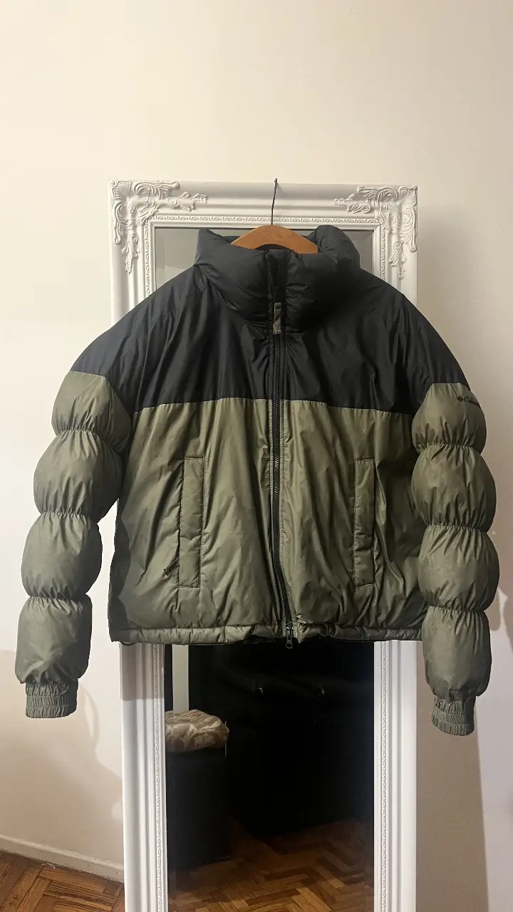 Campera Columbia de pluma, color negro y verde oscuro, talle XL. Ideal para el invierno, abrigada y con un diseño moderno.