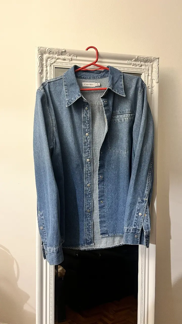Camisa de jean Calvin Klein, talle L/G, en perfecto estado. Ideal para un look casual y canchero.
