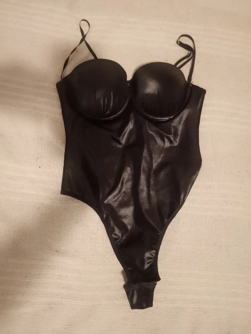 Body negro con corpiño armado y tiras finas regulables. Posee detalles de puntilla en los breteles. las tiras son distintas, son , podes ponerle cualquier bretel de corpiño