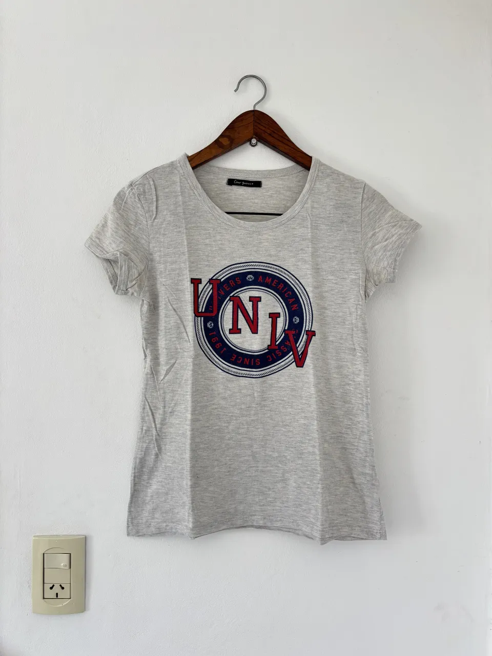 Remera gris jaspeado con estampa