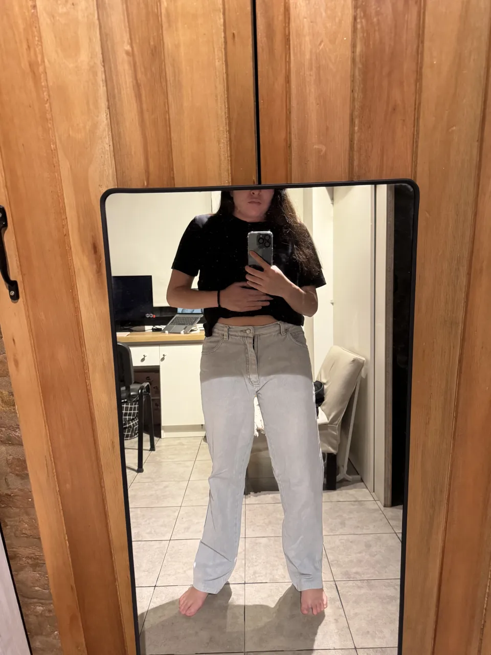 Jean de tiro alto, con bolsillos delanteros y traseros. Cierre y botón en la parte delantera.