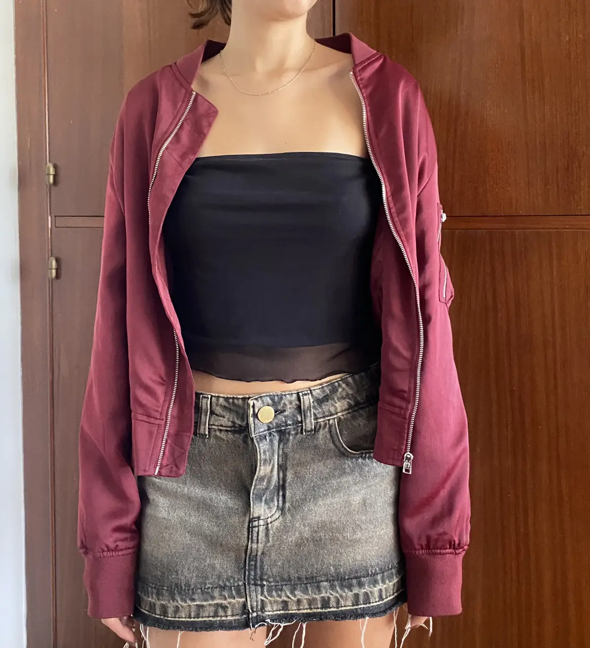 Campera ZARA bomber de mujer, color bordó, con cierre y bolsillos. Canchera y cómoda. Talle S pero no queda ajustada.