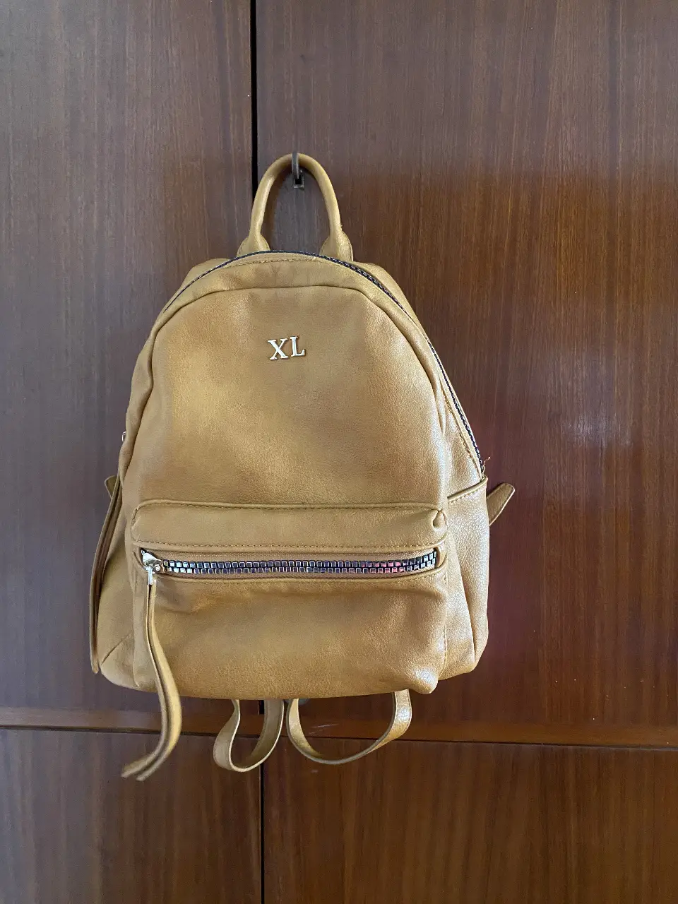 Mochila pequeña de cuero Extra Large. Muy pocos usos, excelente estado. Detalles en dorado. 3 bolsillos internos (uno con cierre) y otro externo.