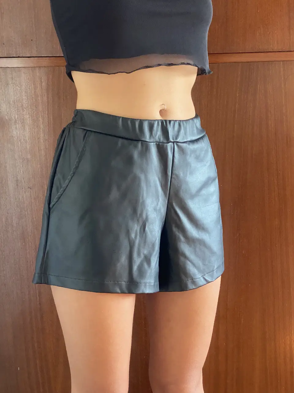 Shorts engomado negro tiro alto, con bolsillos y cintura elastizada. Muy pocos usos, cómodo y canchero. Se puede usar tiro medio dando vuelta el elástico. Talle S