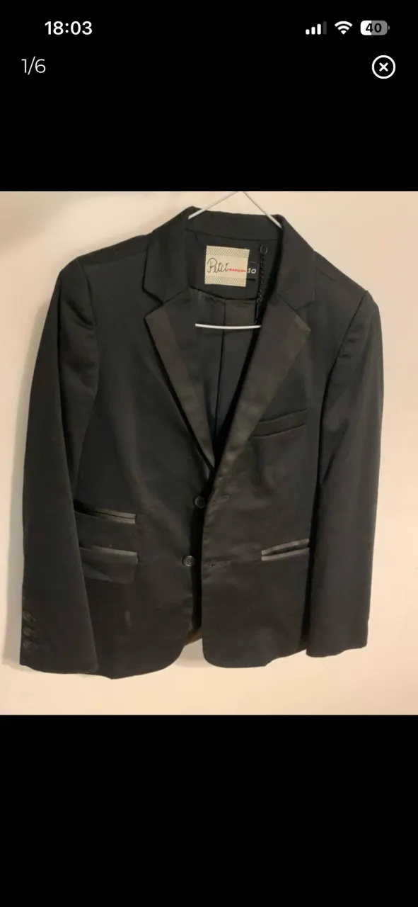 Blazer negro de vestir con solapa de satén y dos botones frontales. Posee bolsillos con tapa y puños con botones. Incluye funda protectora de tela. Marca Garcon Garcia Talle 10 de niño.
medidas:
hombro a hombro 33 cm
sisa 37 cm
largo 60 cm 