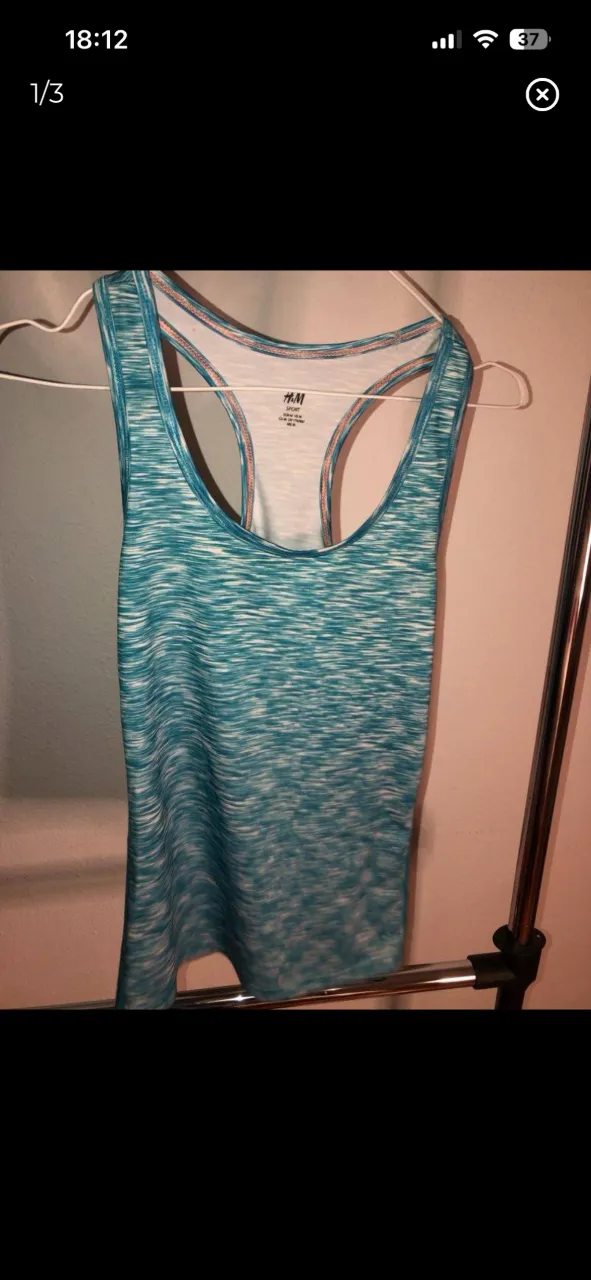 Musculosa deportiva H&M de color turquesa con detalles en blanco. Diseño jaspeado.
medidas: 
axila a axila 41 cm
largo 62 cm 