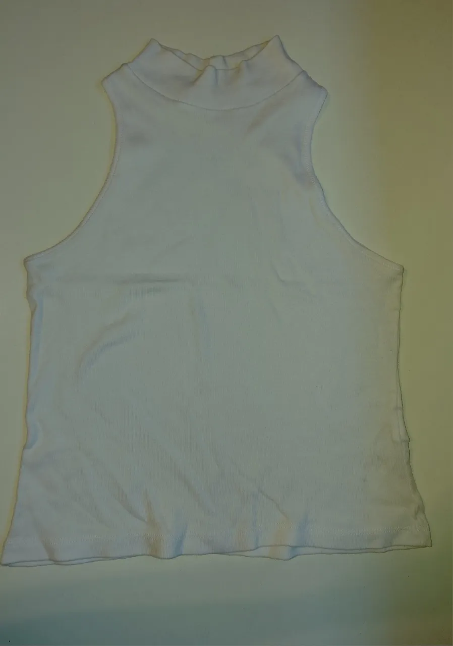 Musculosa blanca con cuello alto.