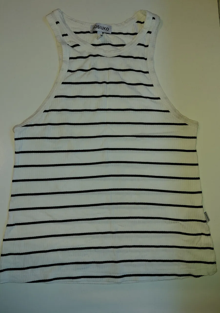 Musculosa a rayas blancas y negras.