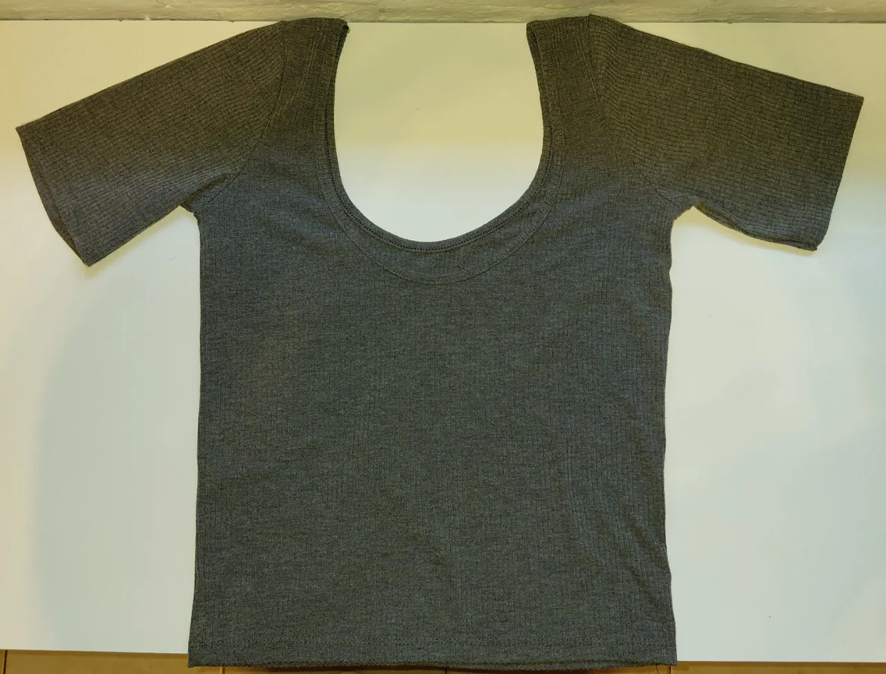 Remera gris de manga corta y escote redondo.