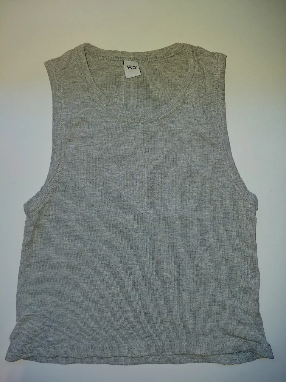 Musculosa de morley gris, súper cómoda y versátil. Perfecta para el día a día o para combinar con otras prendas.